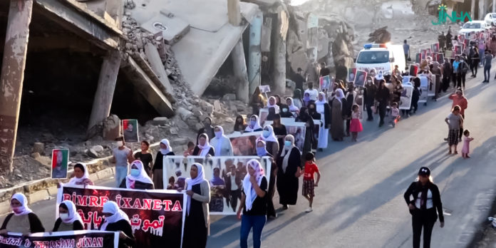 À l’approche de l’anniversaire du génocide de Shengal (Sinjar), les femmes yézidies ont marché dans les rues de la ville où elles avaient été enchaînées par l’organisation État islamique il y a presque 7 ans.