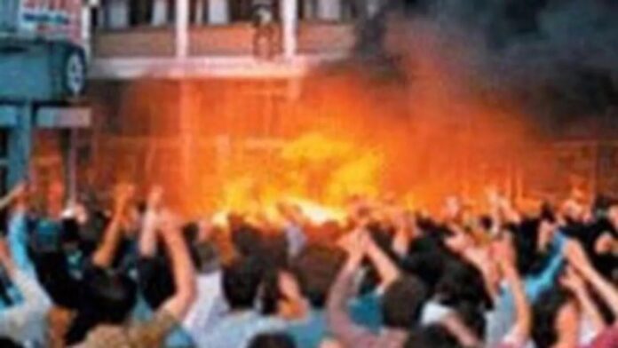 Ce jour, en 1993, des artistes et intellectuels alévis étaient victimes d’un pogrom commis par des islamo-nationalistes turcs dans la ville de Sivas.