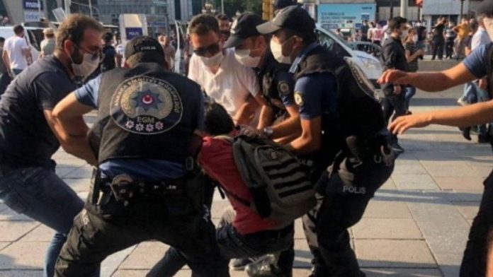 La police turque a violemment réprimé les manifestations organisées mardi à Ankara, Izmir et Istanbul, en hommage aux victimes d’un attentat perpétré en 2015 à Suruç. De nombreux manifestants ont été arrêtés.