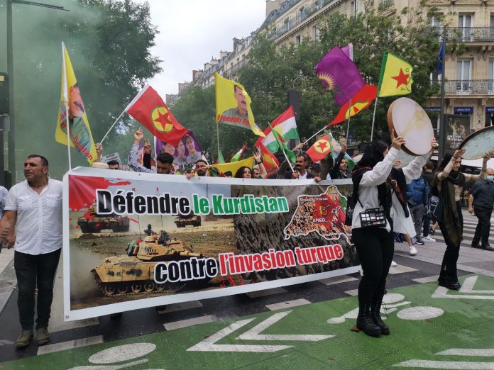 À l’appel du Conseil démocratique kurde en France et de plusieurs organisations et partis français, de nombreuses personnes sont descendues dans les rues de Paris, ce dimanche, pour dénoncer l’invasion turque au Kurdistan.