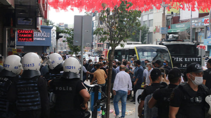 Trois personnes ont été emprisonnées ce vendredi à Van pour avoir participé à une manifestation au lendemain du meurtre d'une famille kurde à Konya.