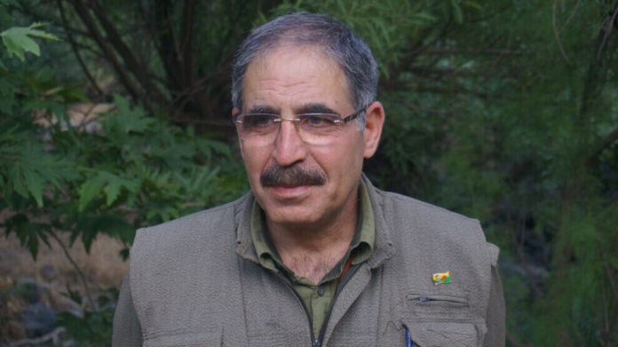 C’est en prison que Muzaffer Ayata a assisté au début de la lutte armée du PKK le 15 août 1984. Le cofondateur du PKK a été arrêté en 1980 quelques mois avant le coup d'état militaire et sévèrement torturé dans la prison militaire d'Amed (Diyarbakir). Il a été condamné à mort pour 