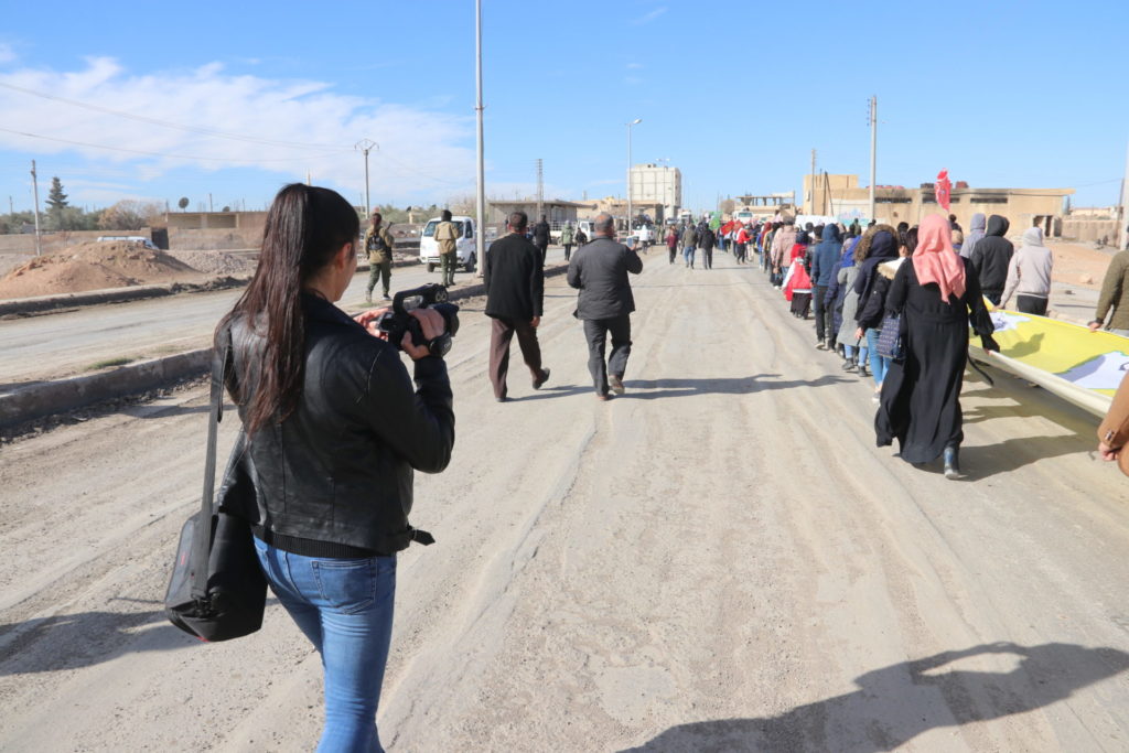Chloé Troadec est une volontaire internationale au Rojava Information Center, un centre d'information situé dans la région autonome dite du Rojava, au Nord-Est de la Syrie (*). Ce centre s’emploie à produire une information de terrain, des communiqués de presse ainsi que des dossiers constamment mis à jour. Plusieurs des journalistes locaux ont payé de leur vie leur engagement. Elle témoigne du devoir d'informer dans cette zone partiellement occupée.  ROjinfo 