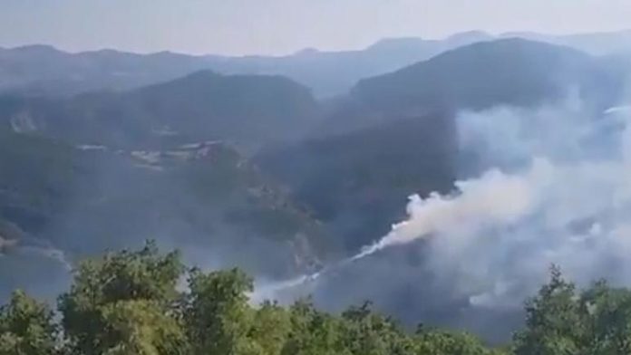 Le feu de forêt qui fait rage depuis deux semaines dans le district de Hozat à Dersim a maintenant atteint les villages du district voisin de Pülümür.
