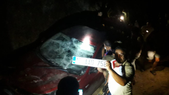 Une foule de racistes turcs a bloqué les routes à Aydin et violemment frappé trois personnes dans une voiture, mercredi soir.