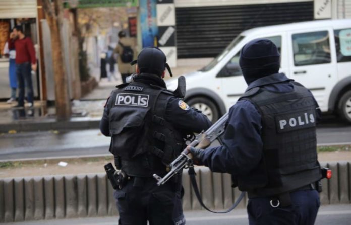 La police turque a effectué vendredi 133 perquisitions aux domiciles de militants kurdes à Amed (Diyarbakir) et à Adana.