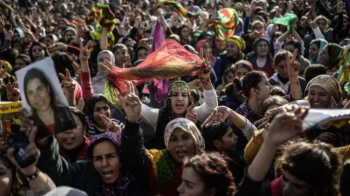 La plus haute structure du mouvement des femmes kurdes dans le monde a publié un communiqué appelant les femmes du monde entier à se mobiliser afin d’accroître la solidarité pour les femmes et les peuples d’Afganistan.