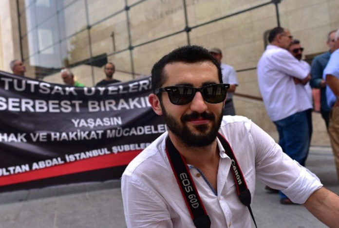 En Turquie, les travailleurs des médias sont de plus en plus souvent entravés dans leur profession par la police, à l’exemple du journaliste indépendant Emre Orman frappé au visage lors d'une manifestation à Istanbul.