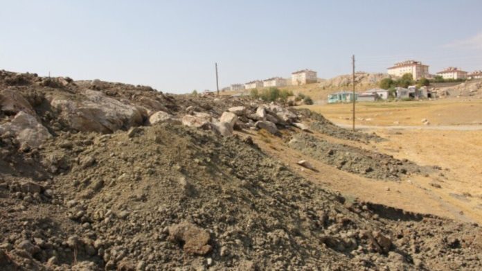 Le cimetière arménien du quartier de Kalecik à Tusba dans la province de Van a été détruit par des engins de chantier.