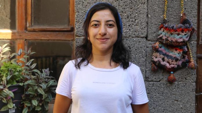 Gülistan Yilmaz, membre de l'assemblée des jeunes du HDP, a appelé tous les jeunes à se mobiliser contre la toxicomanie, la prostitution et le recrutement d'informateurs par l'Etat dans le cadre de la campagne lancée sous le mot d’ordre « Brisons la dépendance et construisons une nouvelle vie ».