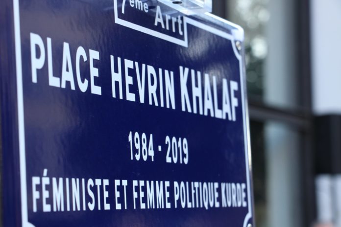 La place Hevrîn Khalaf, du nom de la militante kurde assassinée en octobre 2019 par des mercenaires pro-turcs, au nord de la Syrie, a été officiellement inaugurée mardi par le conseil municipal de Lyon.