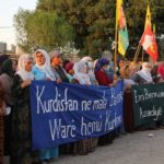 Les résidents du camp de Makhmour protestent contre les attaques de l’Etat turc Les réfugiés du camp de Makhmour ont protesté contre les attaques de l'Etat turc et du PDK contre les zones la guérilla kurde, Makhmour et Shengal lors d'une marche dans le camp. La marche a commencé devant l'Association des familles de martyrs et s'est poursuivie jusqu'au bâtiment des Nations Unies.