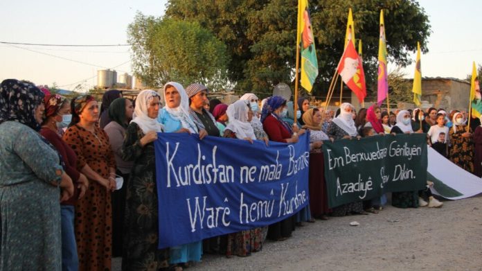 Les réfugiés du camp de Makhmour ont protesté contre les attaques de l'Etat turc et du PDK contre les zones la guérilla kurde, Makhmour et Shengal lors d'une marche dans le camp. La marche a commencé devant l'Association des familles de martyrs et s'est poursuivie jusqu'au bâtiment des Nations Unies.