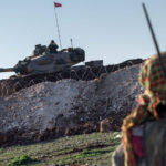 La Turquie prépare une nouvelle opération d’invasion dans le nord de la Syrie Le 11 octobre dernier, le Président de la République de Turquie Recep Tayyip Erdoğan a fait une déclaration semblable en tous points aux propos qu’il avait tenus avant l’invasion d’Afrin en janvier 2018, puis de Serêkaniyê et Girê Spî en octobre 2019. Le dictateur turc a besoin d'une diversion militaire.