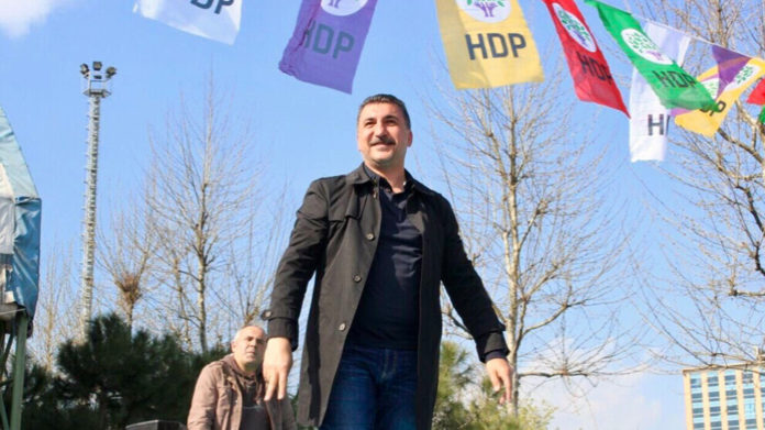 Un tribunal d'Istanbul a émis un mandat d'arrêt contre le chanteur kurde Ferhat Tunç accusé d'avoir insulté l'ancien premier ministre turc