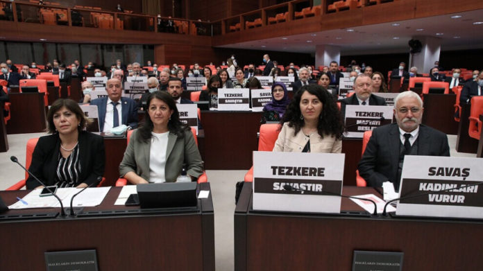 Avec les votes de l'AKP, du MHP et du parti IYI, le mandat des opérations étrangères en Syrie et en Irak a été prolongé de deux ans au parlement turc. Les députés du HDP et du CHP ont voté contre.