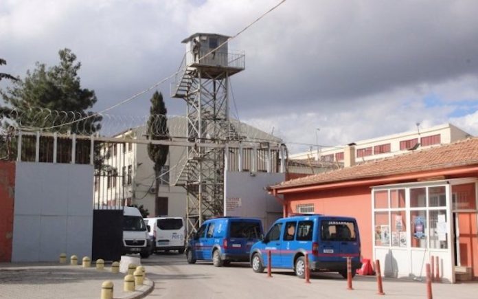 Şaban Yener, détenu dans la prison de type H à Antep, a déclaré, lors d’un appel téléphonique avec sa famille, avoir été menacé de mort par les gardiens.