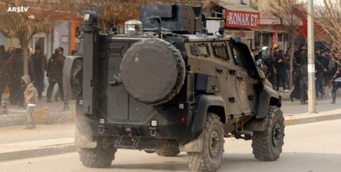 Agissant dans le cadre d'une enquête ouverte par le procureur général de Mardin, la police a pris d'assaut plusieurs maisons du quartier de Fırat, dans le district de Nusaybin, tôt dimanche matin.