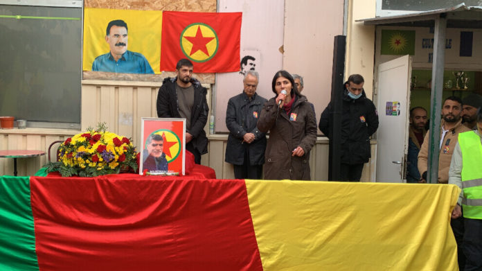 Décédé à Paris la semaine dernière, Aydın Günay, militant de longue date du mouvement de libération kurde, a été enterré dans sa ville natale de Van. Une cérémonie a été organisée dans la région parisienne pour lui rendre hommage.