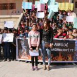 À Alep, des élèves commémorent les enfants morts dans l’incendie du cinéma d’Amûdê en 1960 Une école primaire située dans le quartier majoritairement kurde de Şêxmeqsûd, à Alep, a commémoré les enfants qui ont péri dans l'incendie du cinéma d’Amûdê, le 13 novembre 1960.