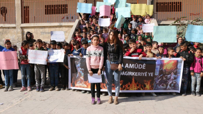 Une école primaire située dans le quartier majoritairement kurde de Şêxmeqsûd, à Alep, a commémoré les enfants qui ont péri dans l'incendie du cinéma d’Amûdê, le 13 novembre 1960.