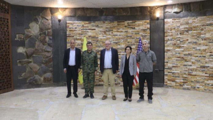 Le commandant en chef des Forces démocratiques syriennes (FDS), Mazloum Abdi, a rencontré samedi une délégation du département d’État américain conduite par Ethan Goldrich, sous-secrétaire d'État adjoint aux Affaires du Proche-Orient, en charge du Levant (Syrie, Jordanie, Liban).