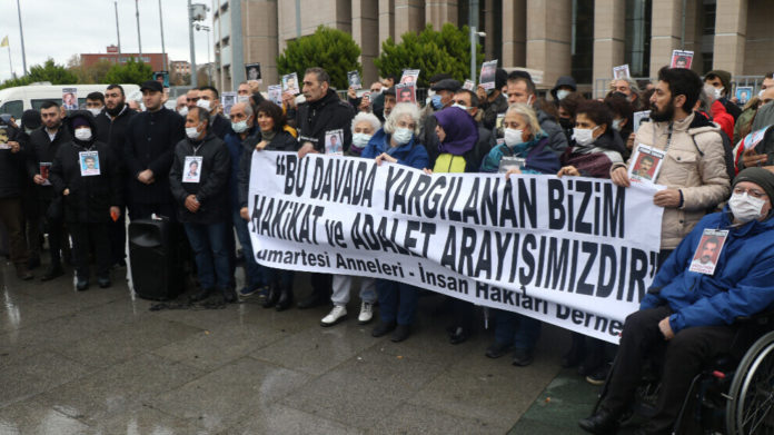 Les Mères du Samedi ont tenu une conférence de presse mercredi, devant le palais de justice d’Istanbul, avant l'audience du procès intenté contre le mouvement.