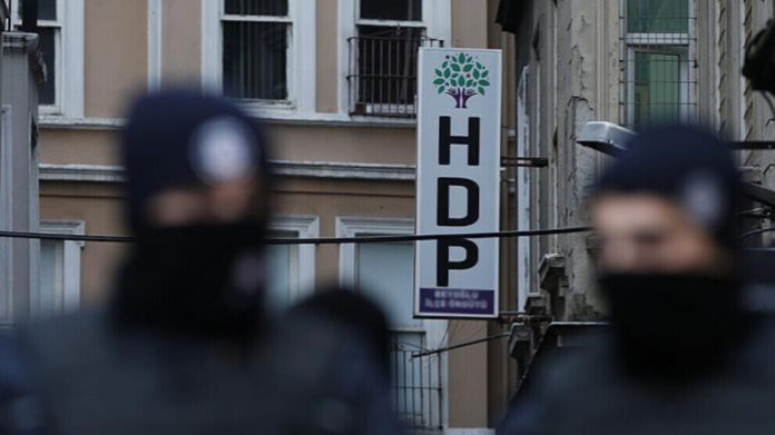 La police turque a effectué de nombreuses perquisitions à domicile. Plusieurs membres du HDP ont été placés en garde à vue.
