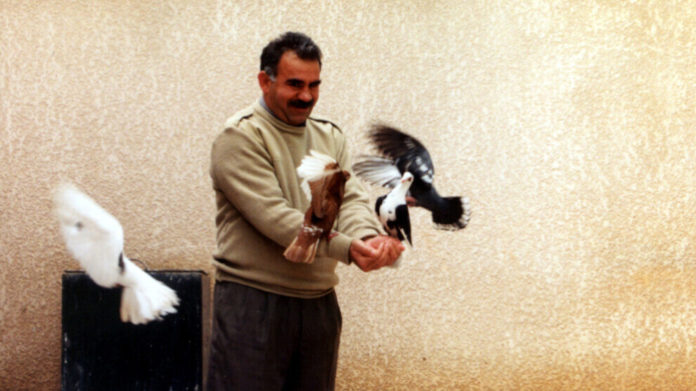 Le leader kurde emprisonné Abdullah Öcalan se serait vu imposer une interdiction de visite de ses avocats pour une durée de six mois
