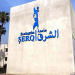 Une nouvelle université à Raqqa L'AANES poursuit ses activités pour l'expansion du secteur universitaire. Une nouvelle université, Zanîngeha Şerq, a été ouverte à Raqqa.