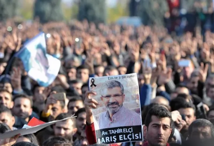 Le 28 novembre 2015, Tahir Elçi, avocat et président du barreau de Diyarbakır, qui a passé sa vie à défendre les populations contre la violence de l'État turc, a été assassiné à Amed (Diyarbakir).