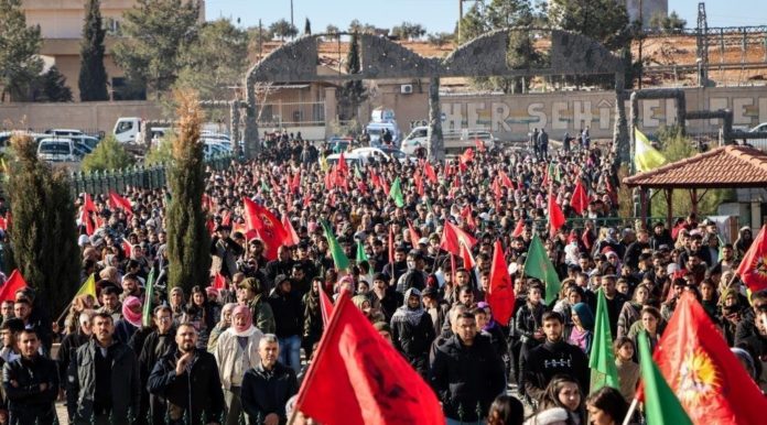 Des milliers de personnes ont participé lundi aux funérailles des cinq jeunes tués par un bombardement de drone turc samedi soir dans la région de Kobanê.