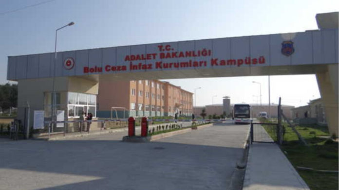 İlyas Demir, qui purgeait une peine de prison à perpétuité aggravée dans la prison fermée de type T de Bolu, aurait été retrouvé mort dans la cellule d'isolement où il était détenu.
