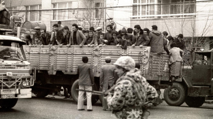 En décembre 1978, les Kurdes alévis de la province de Maraş étaient victimes d’un pogrom perpétré par les islamistes de droite et des forces paramilitaires turques.