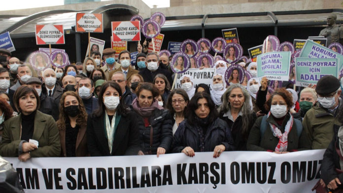 Le procès du meurtrier de la militante kurde Deniz Poyraz a débuté à Izmir. Le rire de l’accusé durant l'audience a suscité des tensions