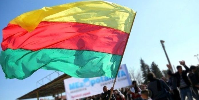 Le Mouvement de la Société Démocratique (TEV-DEM)* a condamné l'attaque dans laquelle 2 personnes ont été tuées et 7 personnes ont été blessées à la suite de l'attaque par drone de l'État turc samedi soir à Kobanê.