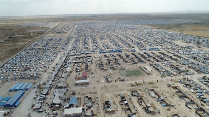 Le camp Al-Hol, situé à environ 45 kilomètres de Hassakê, est le plus grand camp du nord et de l'est de la Syrie avec 57 460 habitants. Le camp abrite principalement des milliers de djihadistes de l'État islamique (EI) de nombreux pays différents. La plupart d'entre eux sont des femmes et des enfants. Le camp abrite 15 603 familles irakiennes et syriennes et 8 555 enfants étrangers d'environ 54 pays. Beaucoup de parents des djihadistes de l'EI continuent de vivre selon les règles de l'EI, de réorganiser l'EI et d'essayer d'imposer l'idéologie à tout le monde dans le camp. La réputation d'Al-Hol en tant que nouvelle capitale de l'EI n'est pas une coïncidence. Les personnes qui ne suivent pas les règles de l'État islamique deviennent des cibles. Ainsi, au moins 126 personnes ont été assassinées en un an. En outre, 41 tentatives de meurtre ont été enregistrées. Les appels l'Administration autonome du Nord et de l'Est de la Syrie (AANES) aux pays d'origine des membres de l'EI pour les reprendre sont pour la plupart passés inaperçus.