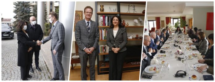 La coprésidente du Parti démocratique des peuples (HDP), Pervin Buldan, et le co porte-parole des affaires étrangères, Hişyar Özsoy, ont rencontré jeudi les ambassadeurs des pays de l'UE lors d'un déjeuner à Ankara.