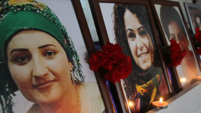 Le 4 janvier 2016, les femmes politiques kurdes Sêvê Demir, Pakize Nayır et Fatma Uyar étaient exécutées par l'armée turque à Sirnak