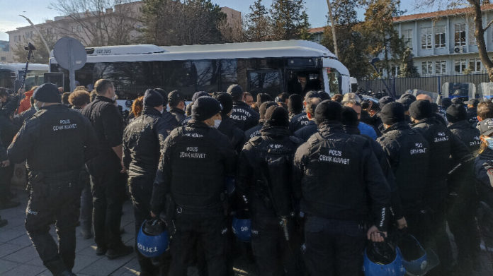 Des familles de prisonniers rassemblées à Ankara pour dénoncer les conditions de détention de leurs proches, ont été attaquées par la police