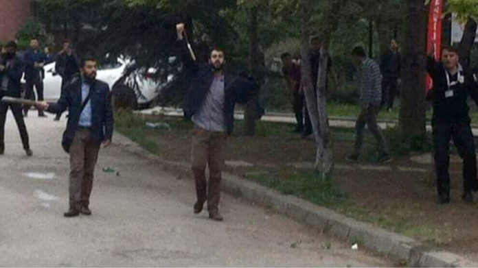 Dimanche, un groupe ultra-nationaliste turc a attaqué trois étudiants kurdes avec des machettes et des couteaux dans une université d'Ankara