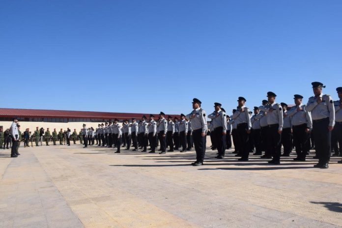 La faculté des sciences de la police du nord et de l’est de la Syrie a délivré samedi ses premiers diplômes aux nouveaux officiers de police lors d’une cérémonie.