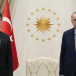 Erdogan reçoit Barzani dans son palais après les frappes turques au Kurdistan Au lendemain des frappes aériennes de l'armée turque au Sud-Kurdistan et au Rojava, Erdogan a reçu Nechirvan Barzani dans son palais à Ankara.