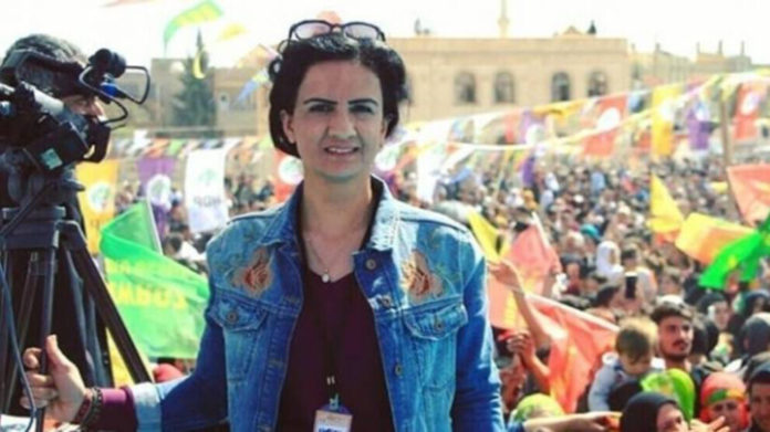La journaliste kurde Nurcan Yalçın a été arrêtée à Diyarbakir. Elle est poursuivie pour son travail au sein de l'agence de presse JINHA