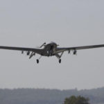 Un enfant de onze ans tué et trois blessés dans une attaque de drone turque au nord de la Syrie Un enfant de onze ans a été tué et trois autres personnes ont été blessées mercredi dans une attaque de drone turque au nord de la Syrie