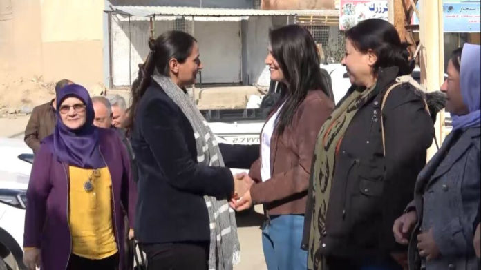 Un groupe de députés HDP s'est rendu mercredi à Shengal pour s'informer de la situation après les attaques aériennes massives de la turquie