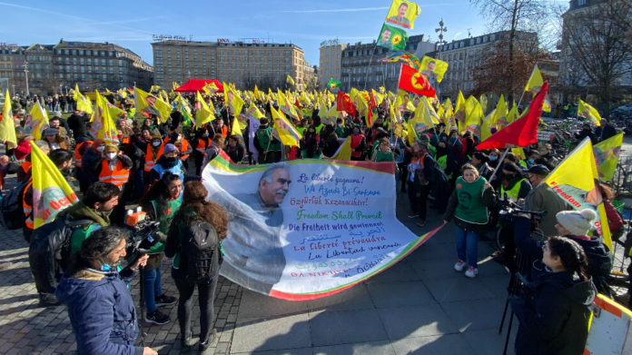 Des milliers de personnes venues de Suisse, d'Allemagne et de France se sont rassemblées samedi à Strasbourg pour dénoncer la conspiration internationale contre le leader kurde Abdullah Öcalan causant son arrestation le 15 février 1999.