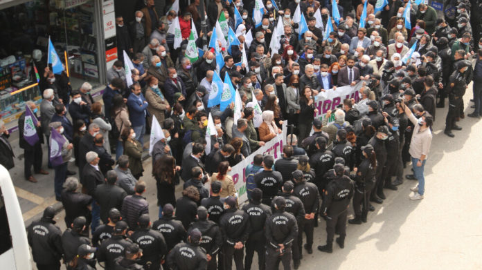 Des centaines de personnes ont manifesté ce jeudi à Adana suite à une attaque au cocktail Molotov contre le siège local du HDP