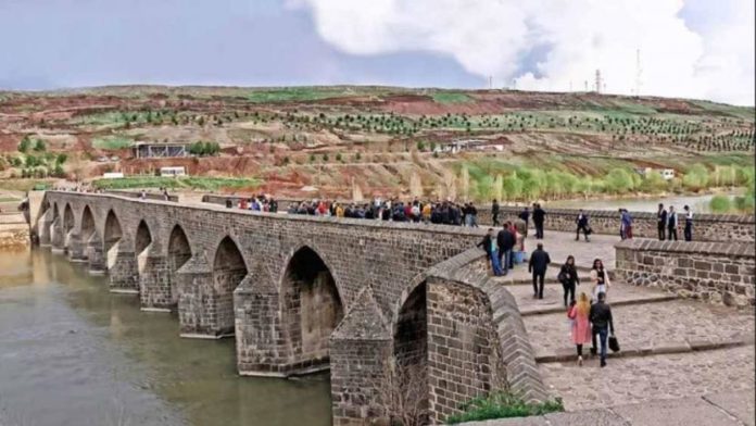 Malgré les protestations, une zone réservée à la « forêt commémorative de Bahçeli » a été délimitée dans la ville kurde de Diyarbakir.