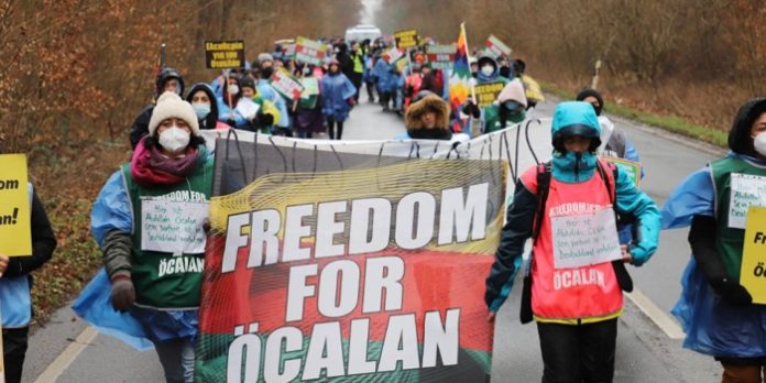 Ce dimanche 6 février, ont commencé deux longues marches visant à condamner le complot international qui a conduit à l’arrestation du leader kurde Abdullah Öcalan le 15 février 1999.